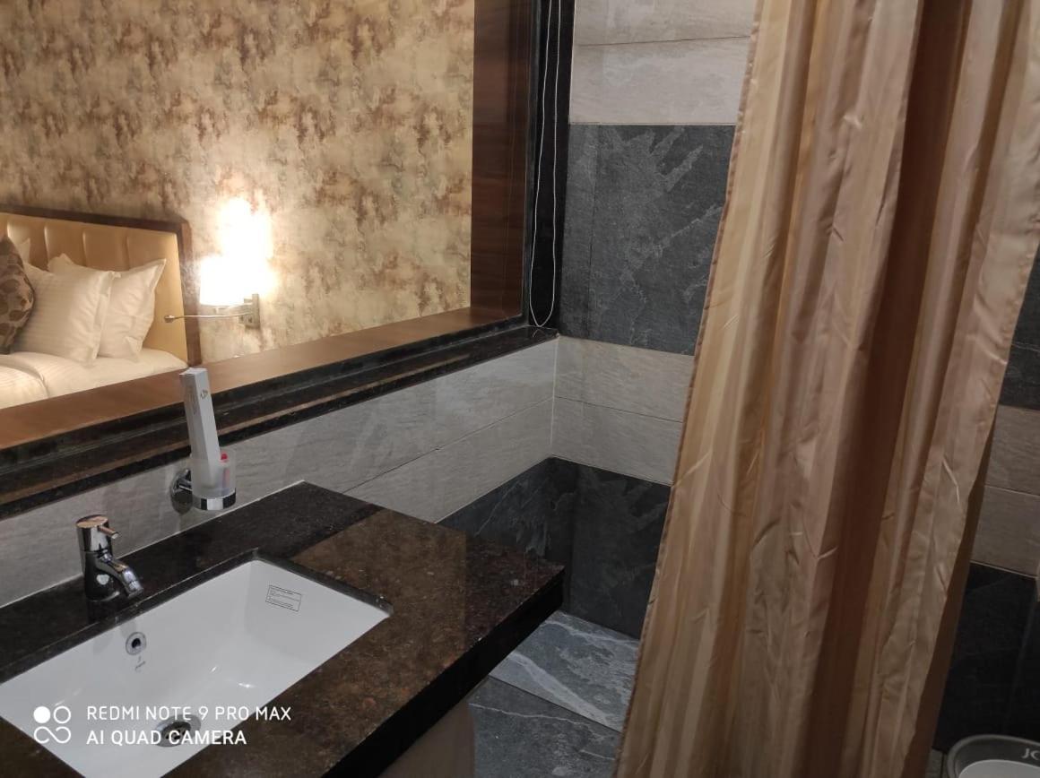 كولهابور Hotel Shlok المظهر الخارجي الصورة