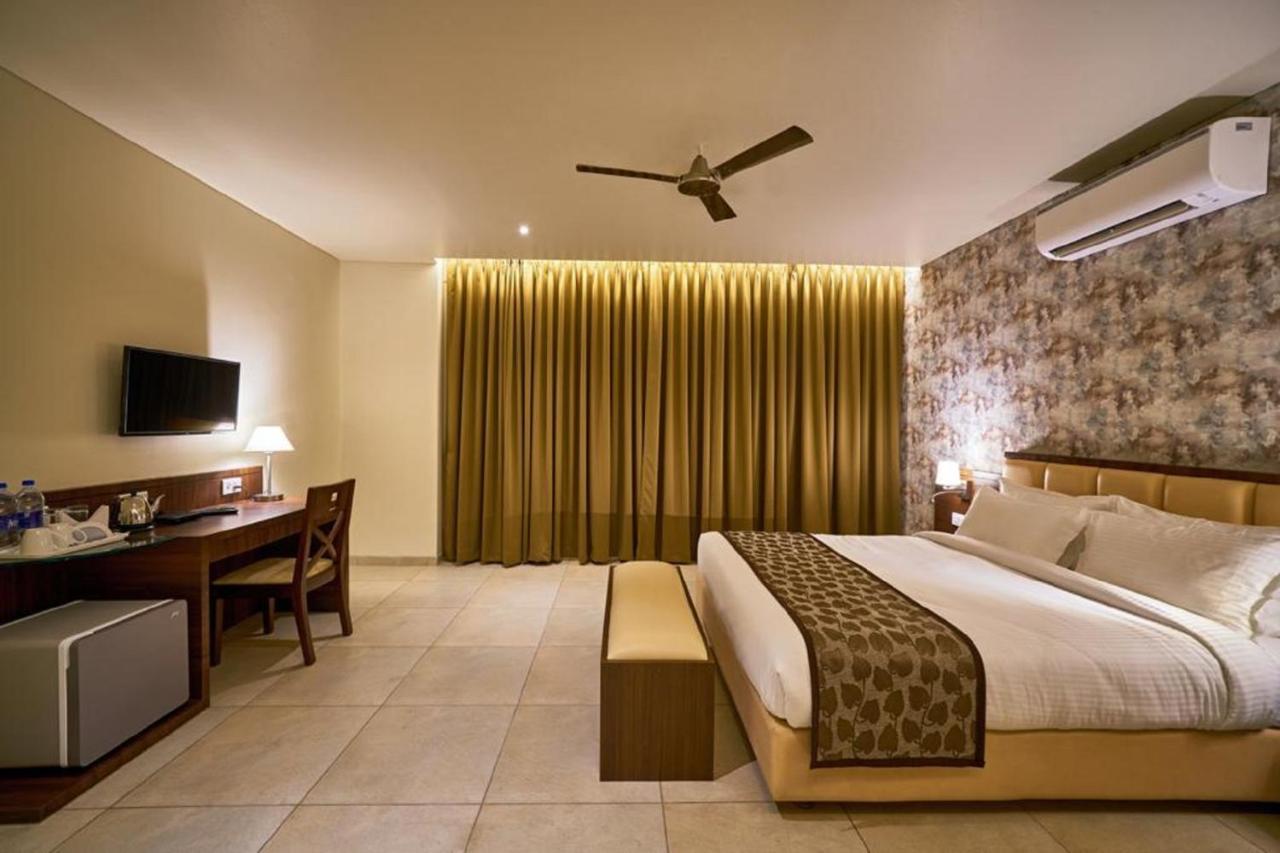 كولهابور Hotel Shlok المظهر الخارجي الصورة